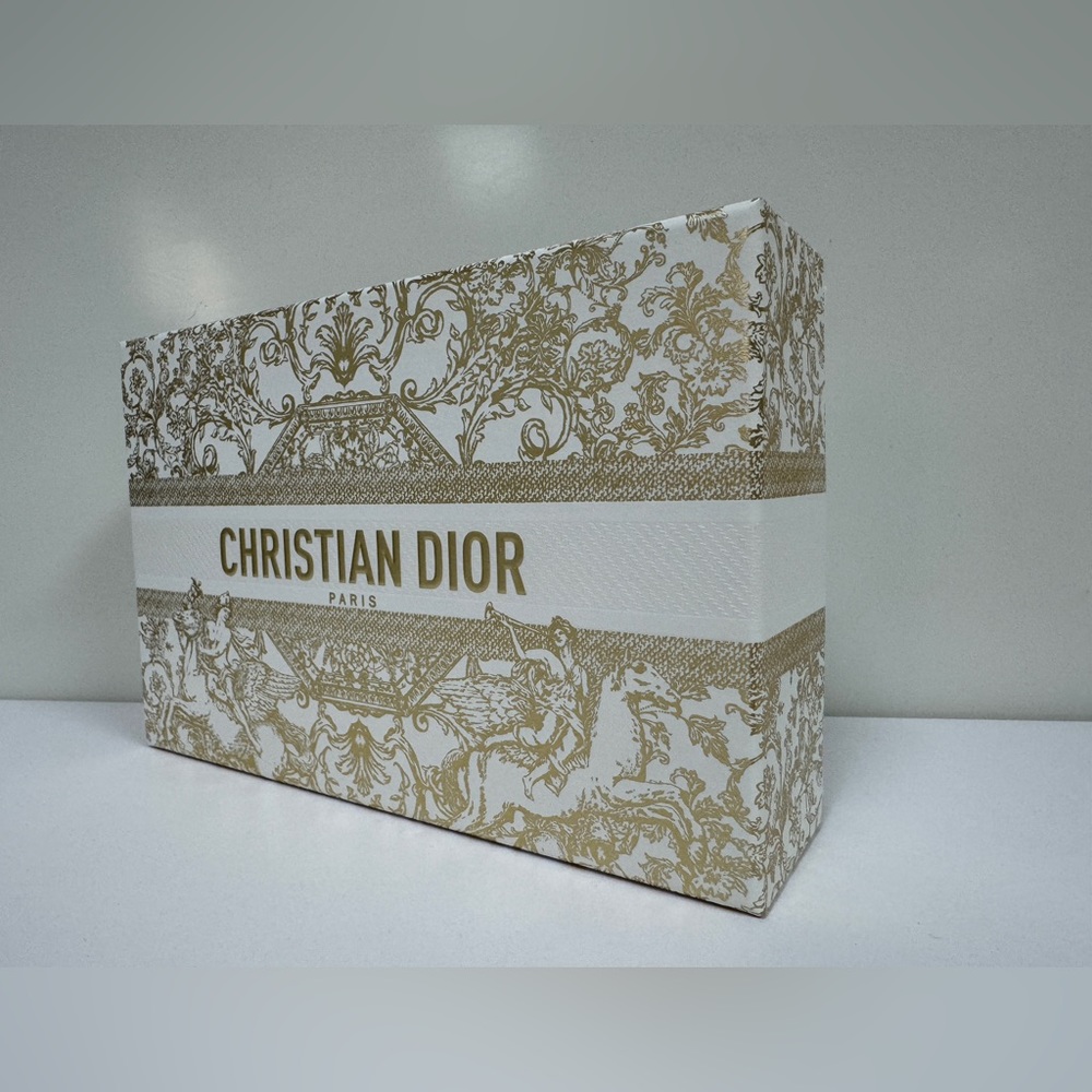 DIOR Medium Gold Foiled Gift Box - Picture 4 of 9